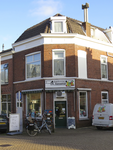 906733 Gezicht op het hoekpand Klaverstraat 26 (Fa. Ganseman - Groenten & Fruit) te Utrecht, met links de Goedestraat.